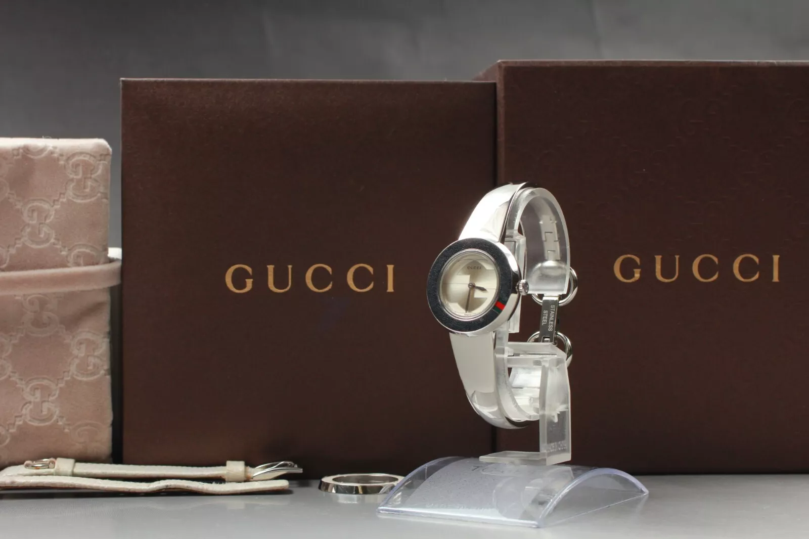 *PRESQUE COMME NEUVE* Montre à quartz Gucci 129,5 U Play YA129515 cadran argenté du JAPON