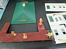 Vintage 1950's Plasticville HO Suburban Train Waiting Station Building w/People