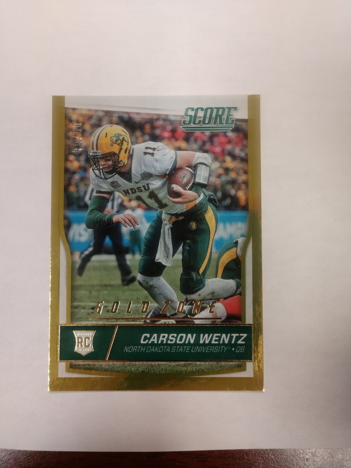 🔥 2016 Score Gold Zone Carson Wentz Rookie #335 30/50 🔥