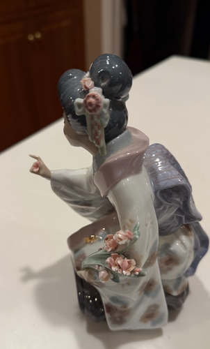Statuina vintage Lladro 1450 Kiyoko ragazza geisha giapponese inginocchiata con fiori - Foto 4 di 5