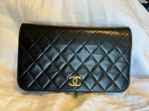 Borsa a tracolla CHANEL vintage in pelle di agnello con patta e catena nera usata in ottime condizioni