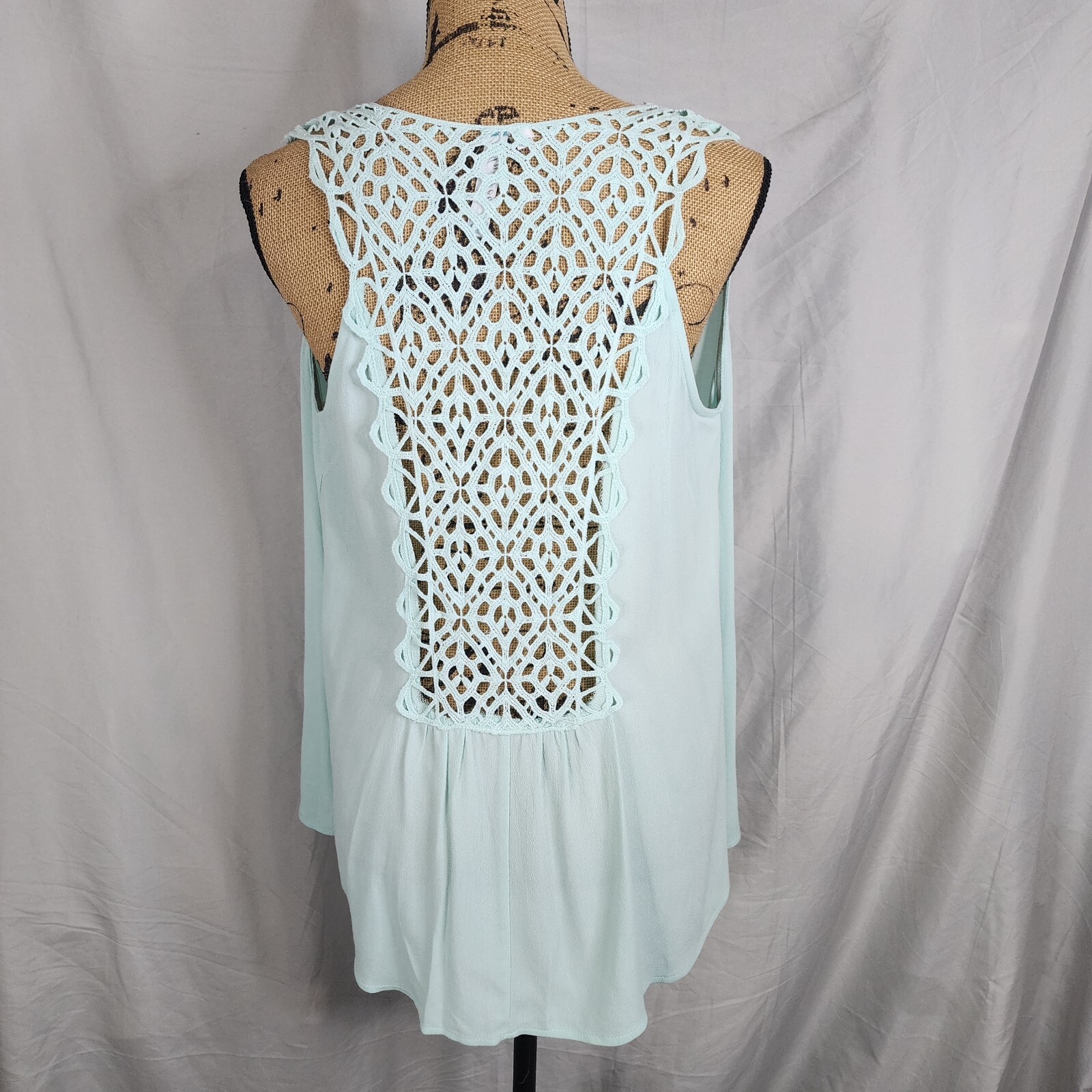 New ANDREE by UNIT Size Medium Crochet Lace Back Keyhole Neck Sleeveless Blouse