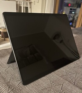 Microsoft Surface Pro 8 (inkl. Tastatur, Hülle, Stift und Ladekabel)