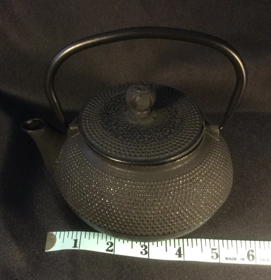 New! Unity Old Dutch Cast Iron Sapporo Teapot, 20-Ounce, Black w/ Steel Infuser - Image 3 of 4