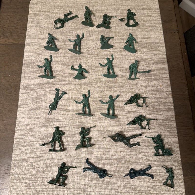 Lot of 25 Plastic Toy Army Soldiers Dark Green Figures Unbranded Vintage Set🔥