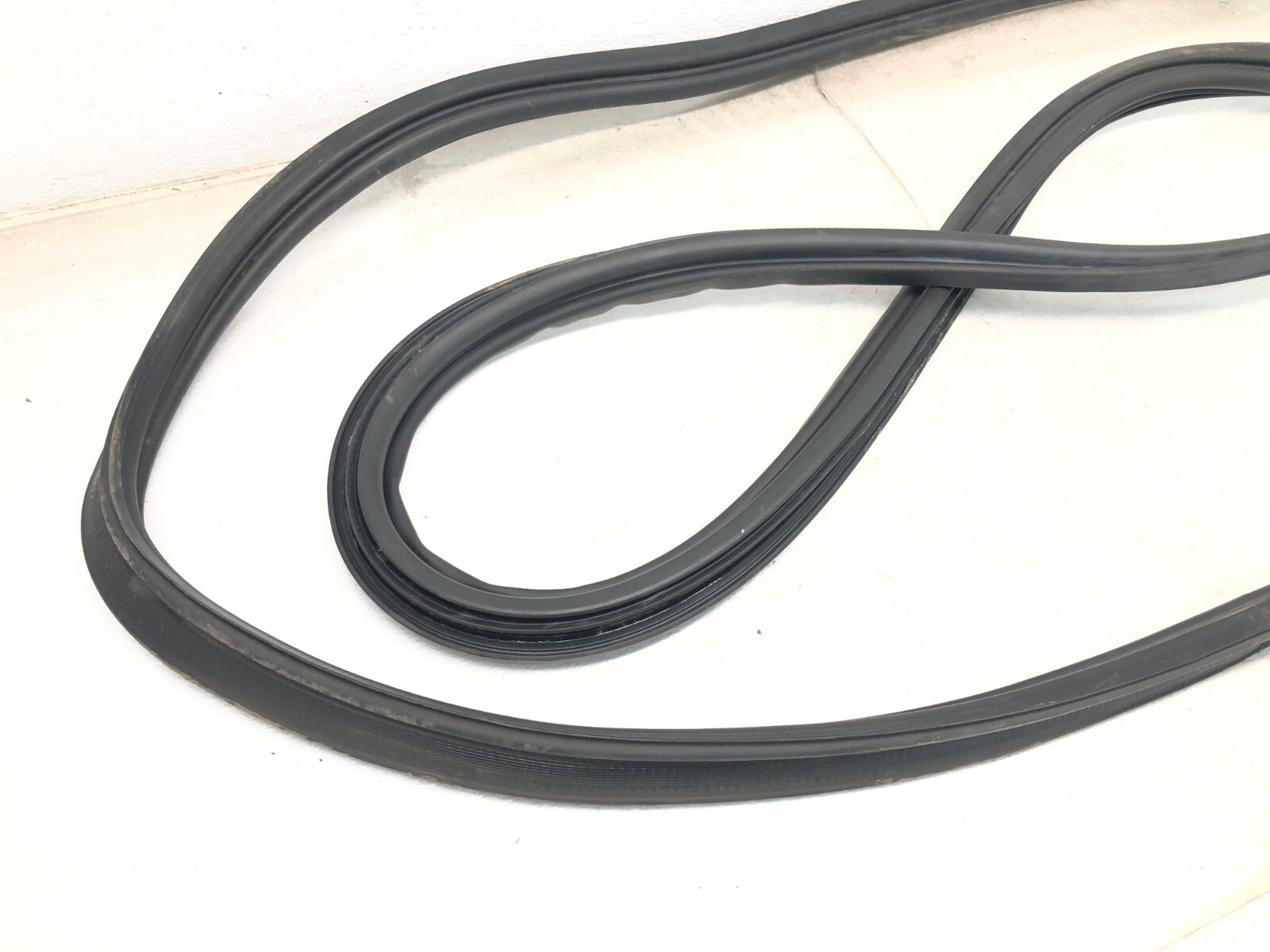 2017-2022 MASERATI LEVANTE REAR LIFTGATE TAILGATE WEATHERSTRIP SEAL OEM