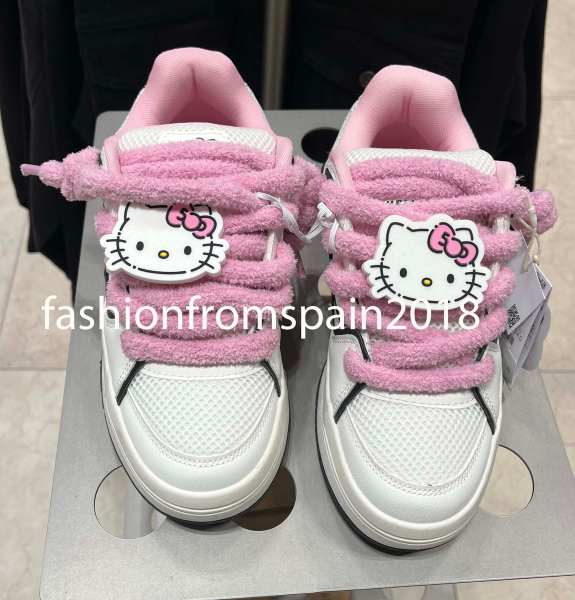 スペイン付☆Bershka♪Hello Kitty マニア スケートスニーカー スペイン付☆Bershka♪Hello Kitty マニア スケートスニーカー