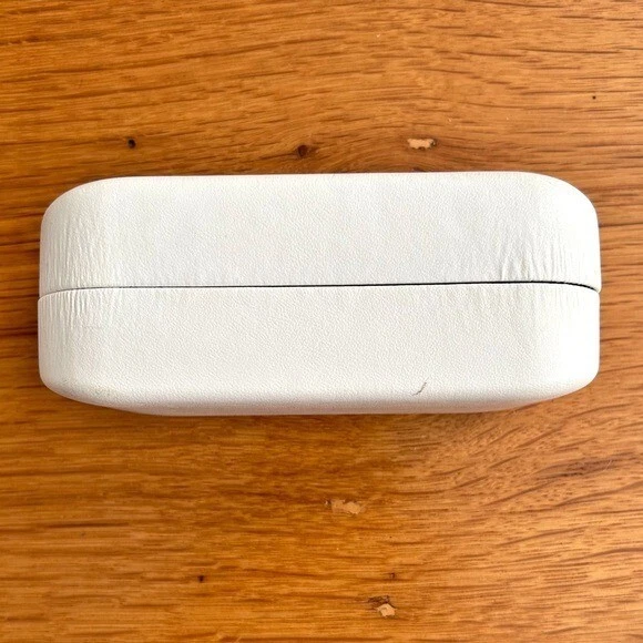 Estuche rígido para gafas y paño de limpieza unisex Marc Jacobs blanco de gran tamaño con carcasa de almeja Foto 4 de 4