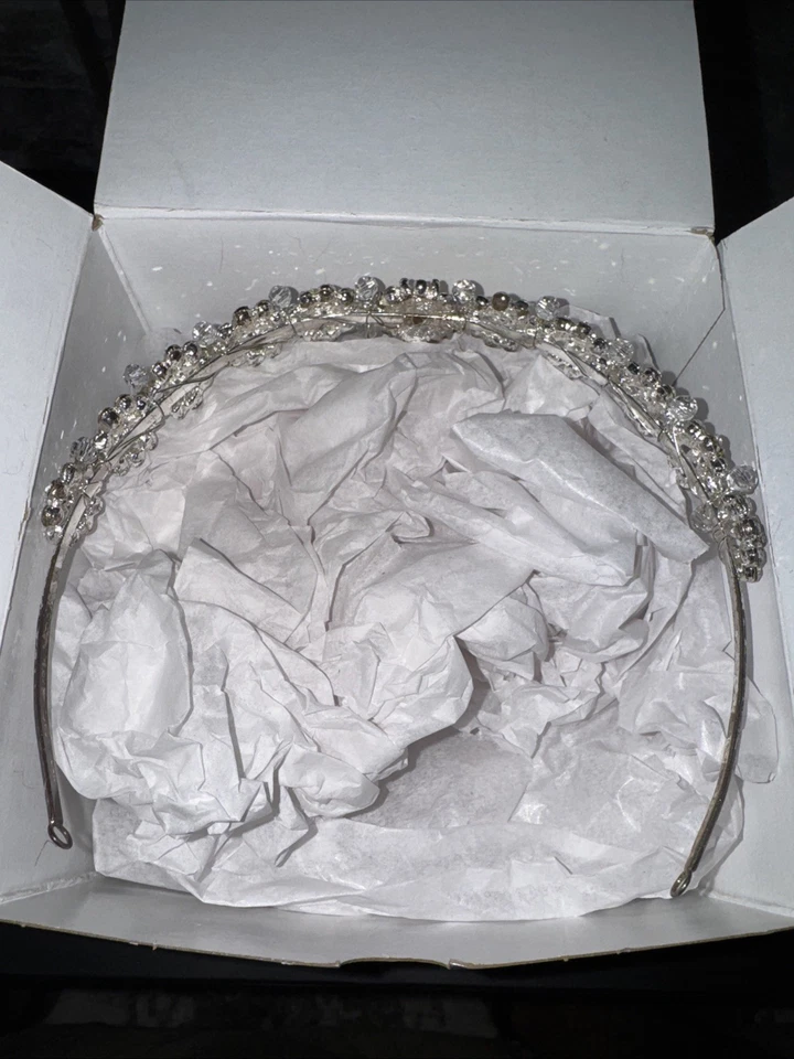 Tocado de novia estampado floral de pedrería transparente. Foto 3 de 3