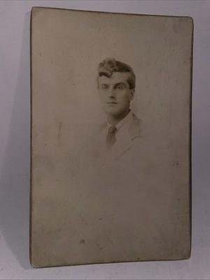 Antike viktorianische Kabinettkarte eines jungen Mannes lockiges Haar & schmale Krawatte aus den 1880er Jahren