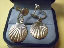 Pair of Unbranded Vintage Ladies Gold Tone Clam Shell Sea Shell Dangle Earrings
