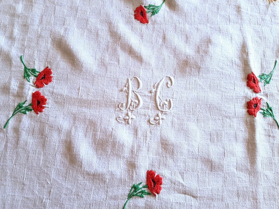 Nappe en damassé brodée de fleurs - monogrammée .B.C  - 230 cm x 160 cm - Photo 2/4
