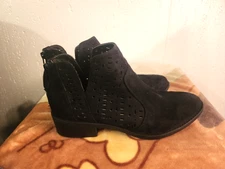 Euro Soft by Sofft Womens 9M Black Zip Up Perforated Slip On Ankle Booties #48