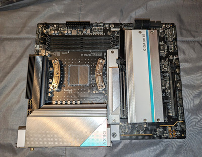 GIGABYTE B650 AERO G AMD AM5 MicroATX DDR5 HDMI DP USB-C M.2 PCIe4