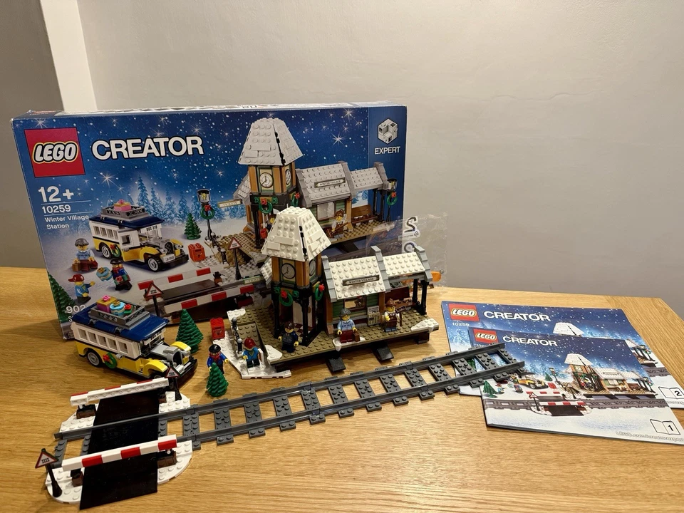 LEGO 10229 Winter Village Cottage, photo 3 of 5
