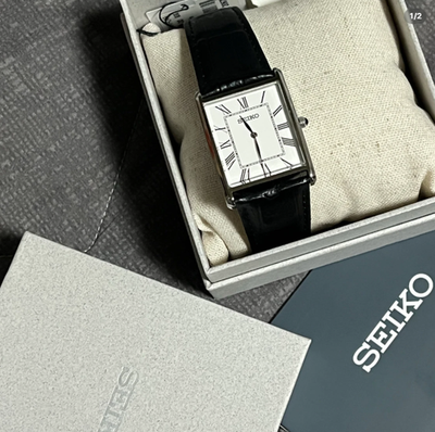 SWR049P1 SEIKO エッセンシャルズ セイコータンク タンク Seiko SWR049P1 Classic Roman Numeral Dial Black Leather Tank Watch