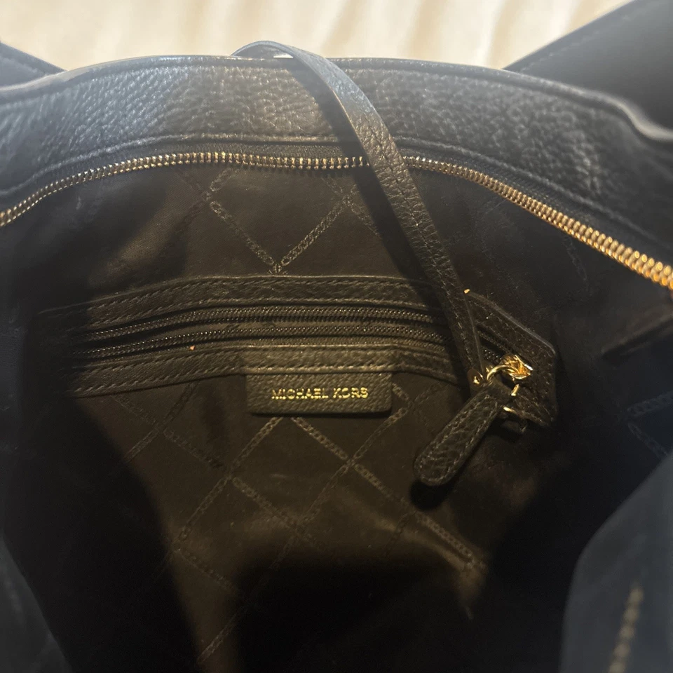 Bolso de hombro grande de cuero negro con estampado de guepardo Michael Kors Foto 4 de 4