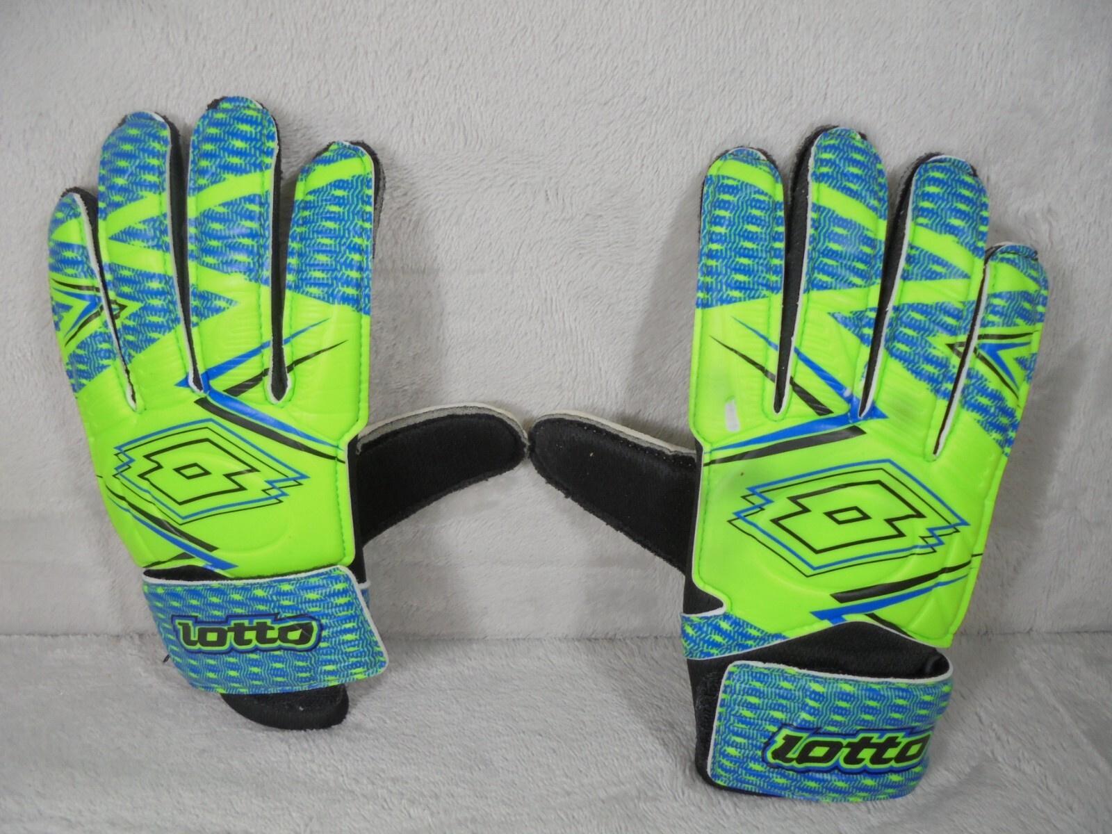 Guanti a mano calcio Lotto Forza taglia 4 design sportivo italiano LEGGI