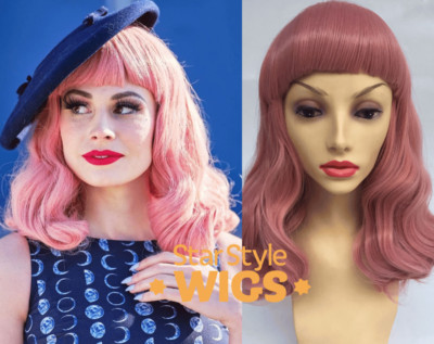 AUSVERKAUF! DELUXE ROSA WELLIGE LOCKIGE PERÜCKE MIT STUMPFEN FRANSEN PONY, ROCKABILLY, 50er