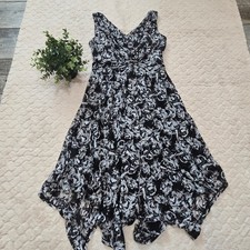 Simply Vera Vera Wang Black and White Floral V-Neck Sleeveless Dress, Size Small