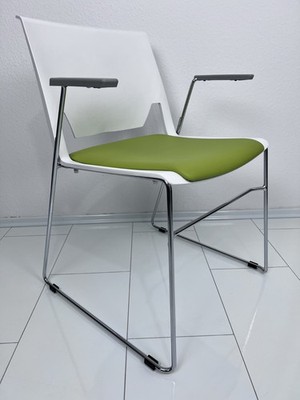 Haworth Very Comforto 62 mit Sitzpolsterung und Armlehnen - stapelbar