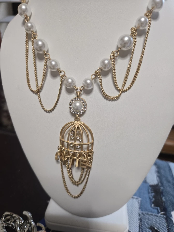 Collar de diseñador de perlas doradas con dije de diseñador de jaula para pájaros Foto 4 de 4