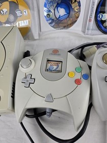 Sega Dreamcast Console Bundle HKT-3020 w/ (2) Controllers, Memory Card, 3 Games