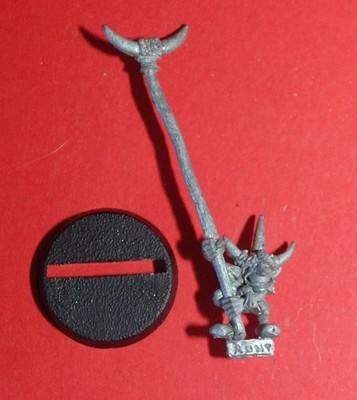 Warhammer 40k - Orks - Classic Metal Ork Warlord - Makari Standartenträger
