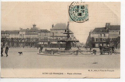 VITRY LE FRANCOIS - Marne - CPA 51 - la place d'armes et la fontaine 9
