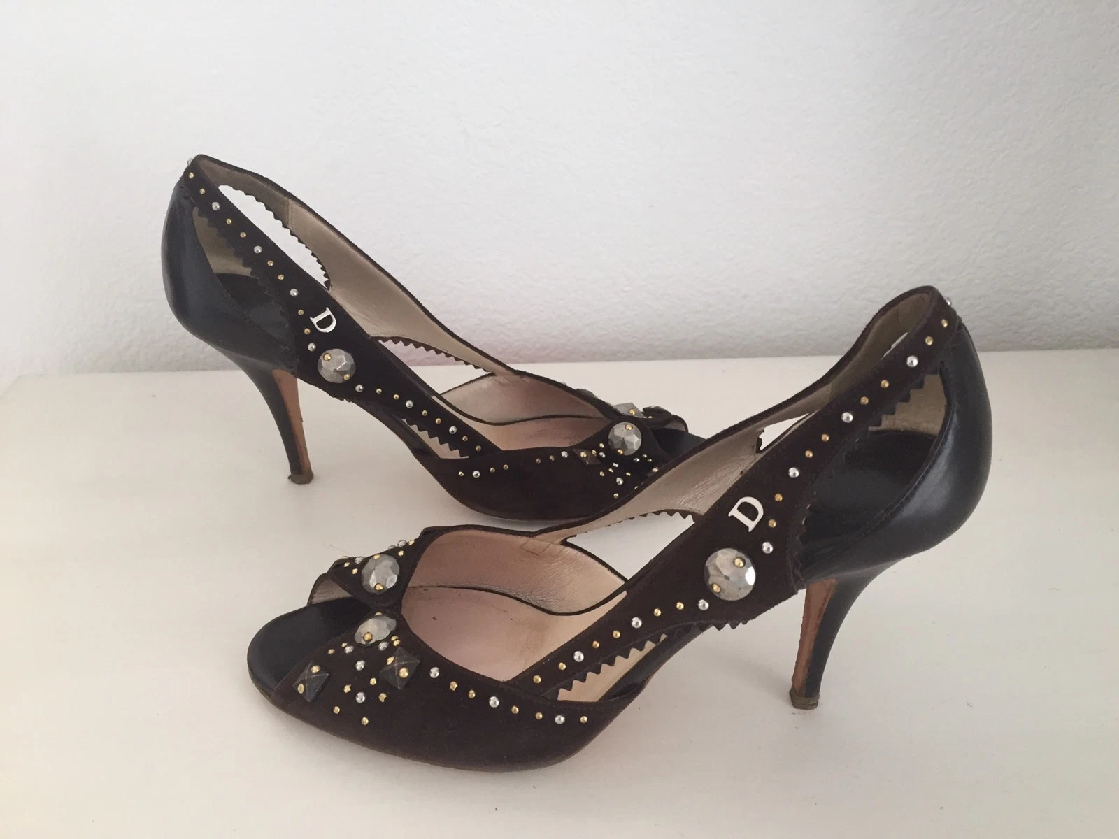 CHRISTIAN DIOR BIJOUX ET CLOUTÉS BOUT OUVERT DAIM MARRON TALONS UNIQUES POMPES taille 38