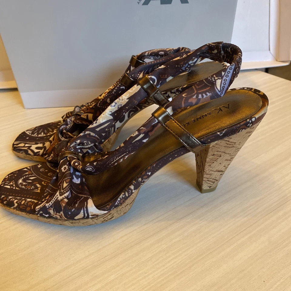 Sandalias de tacón de corcho Anne Klein talla 8,5 con estampado paisley. Foto 4 de 4