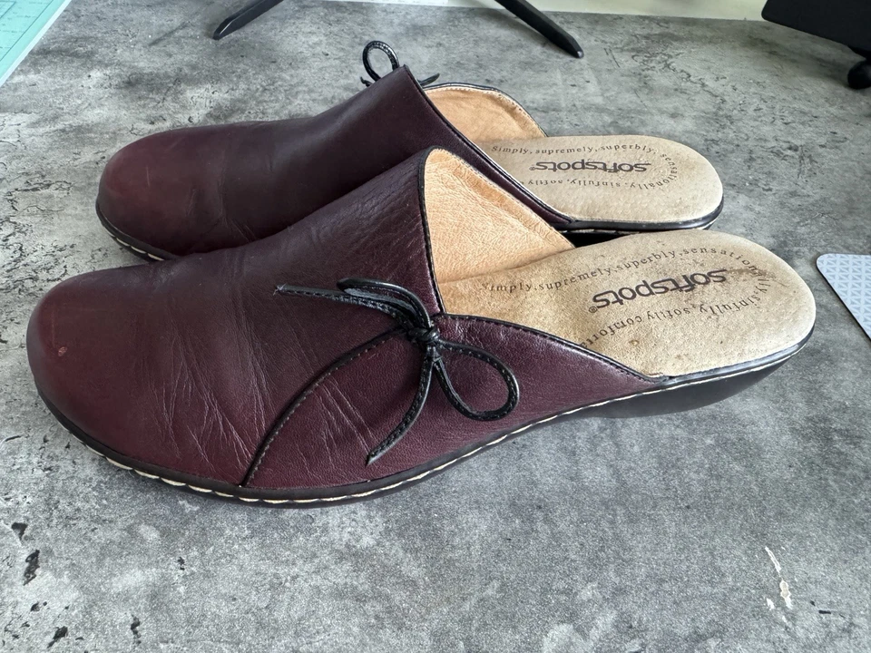 Zueco de cuero para mujer Softspots 8,5 W borgoña sin cordones cómodo acolchado Foto 3 de 4