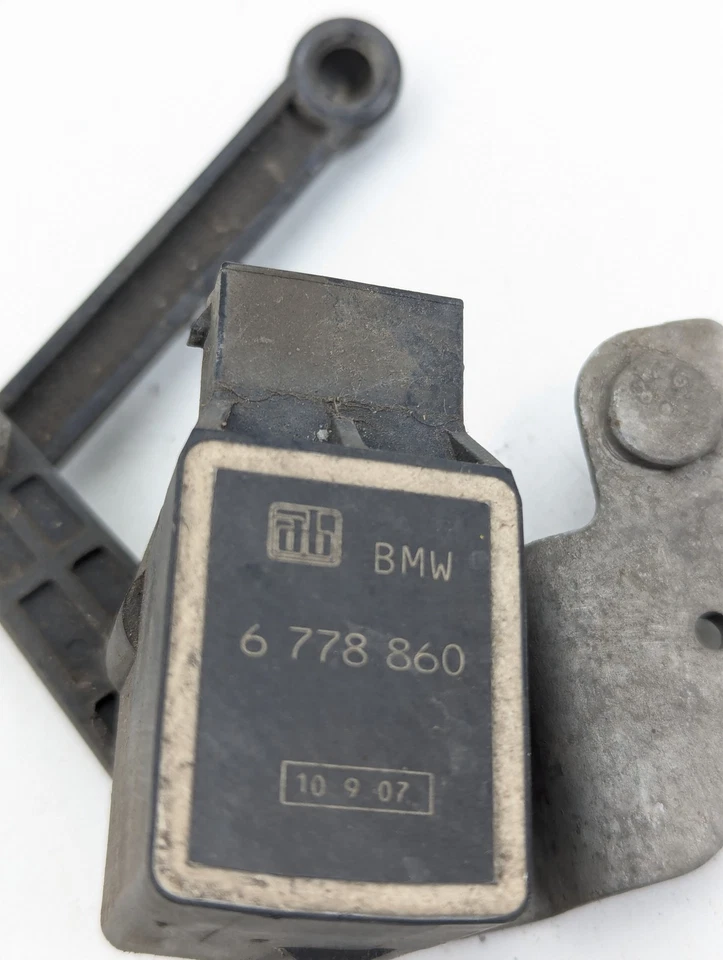 Sensor de nivel de altura trasero derecho BMW 535i 535xi 528xi 528i E60 2008 6778860 Foto 4 de 4