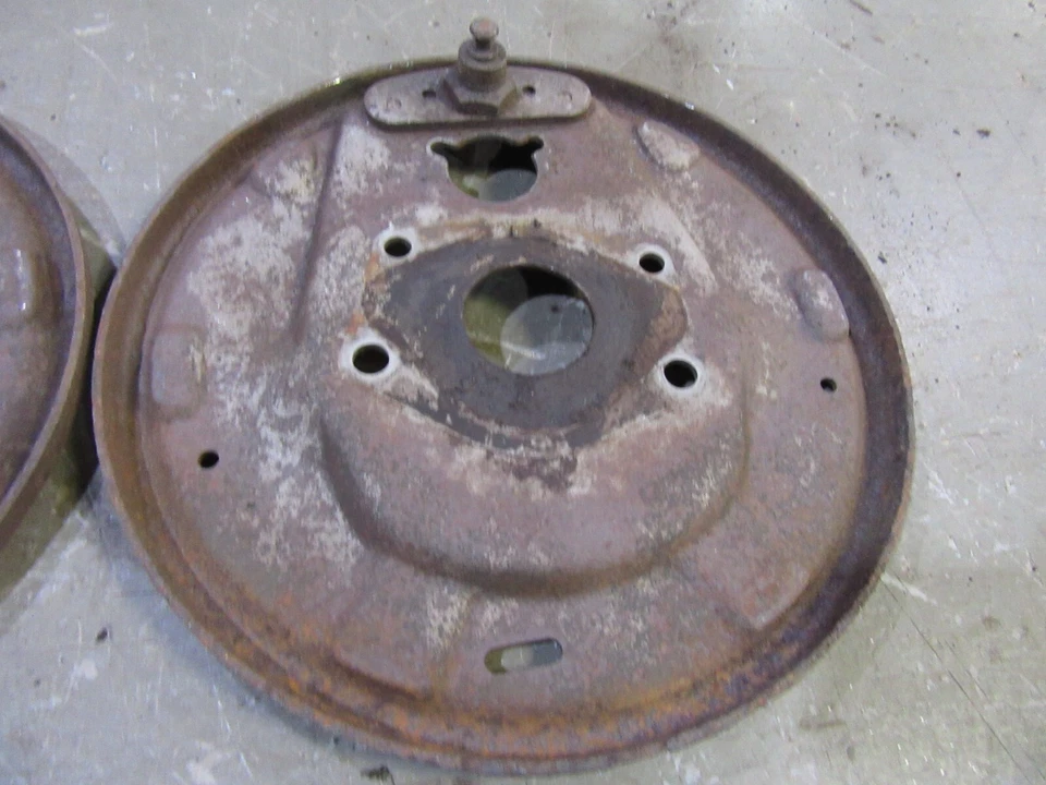 1955 1956 年福特 Customline 汽车前主轴制动鞋背安装板一对 — 第 3/4 张图片