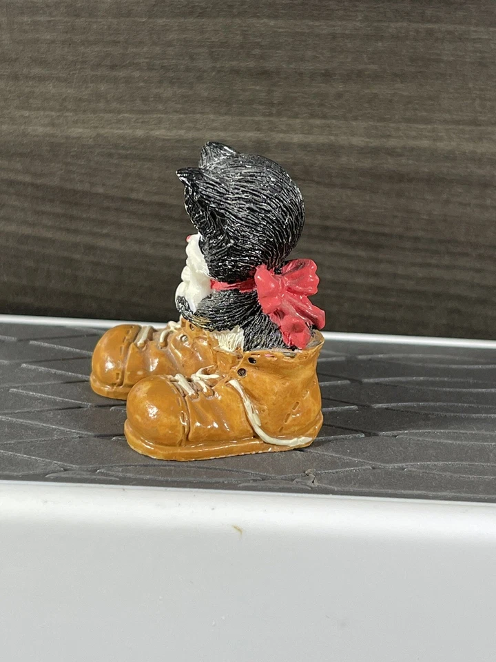 Gatito Gato en Zapatos Botas Jugando con Cuerdas de Zapatos Estatuilla De Colección Enesco 1989 Foto 2 de 4