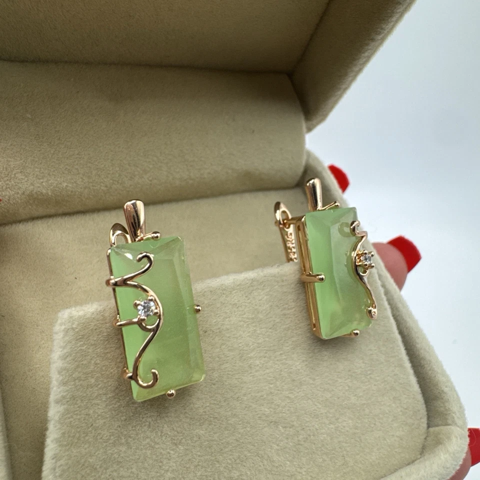 Pendientes verdes de jadeíta unidos en oro de 14 quilates (llenos de oro) con sello 585RG Foto 3 de 4