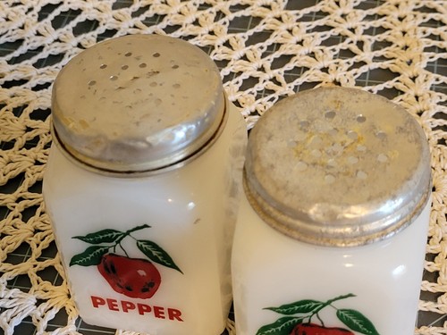 Vintage McKee Milk Glass Salt & Pepper Shakers - Red Apple - Picture 5 of 6