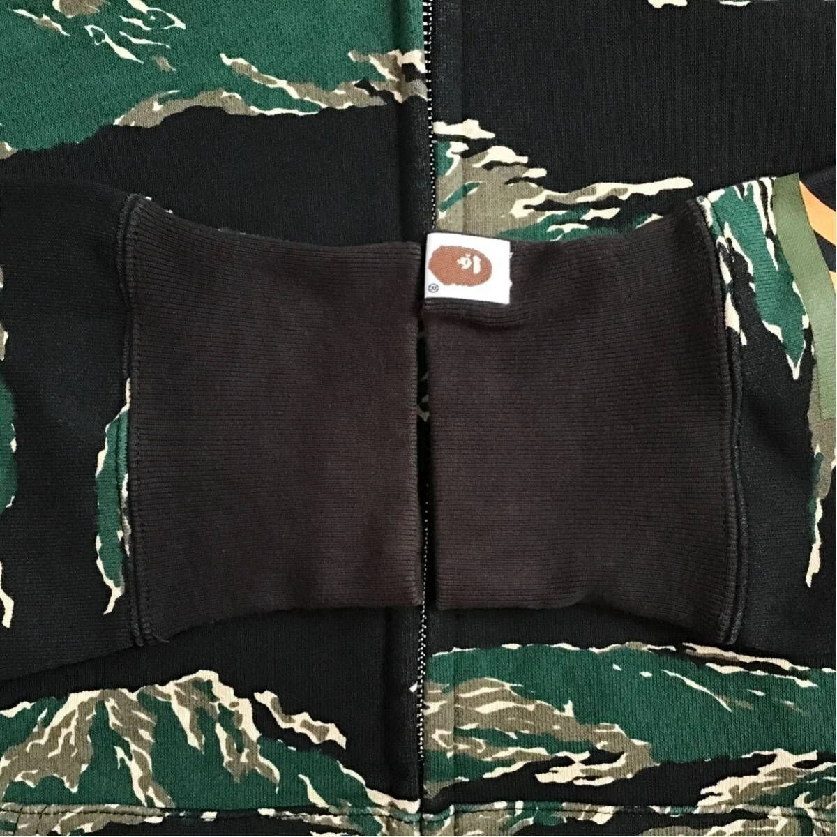 A BATHING APE (BAPE) Felpa con cappuccio e zip intera BAPE Tiger Camo RICAMO Shark A Bathing Ape taglia M USATA JP