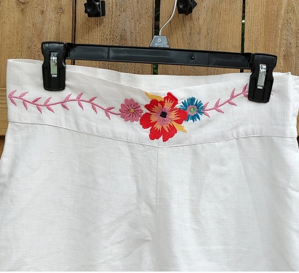 Pantalones blancos florales bordados cintura alta Carolina K talla S Foto 2 de 4