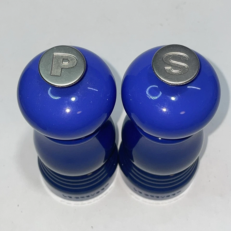 Juego de molinillo de sal y pimienta azul Le Creuset usado limpio Foto 2 de 4