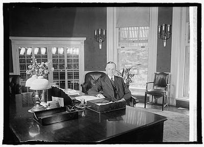 Photo:Washington DC White House Coolidge at desk 1923 President office