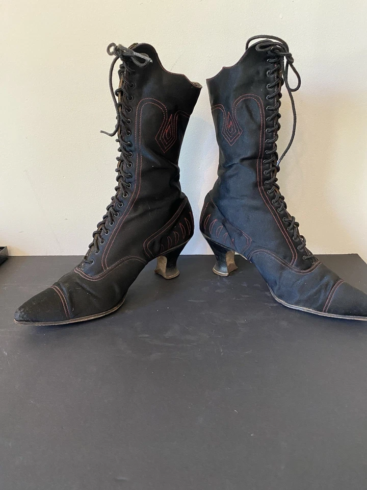 Botas victorianas negras de seda y cuero con cordones altos con costuras rojas años 1890 Foto 2 de 4