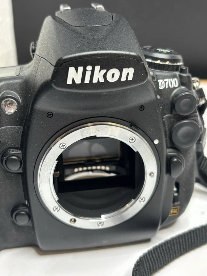 Nikon D700 12.1 MP Digital SLR Camera - Black (Body Only) - Image 3 of 4