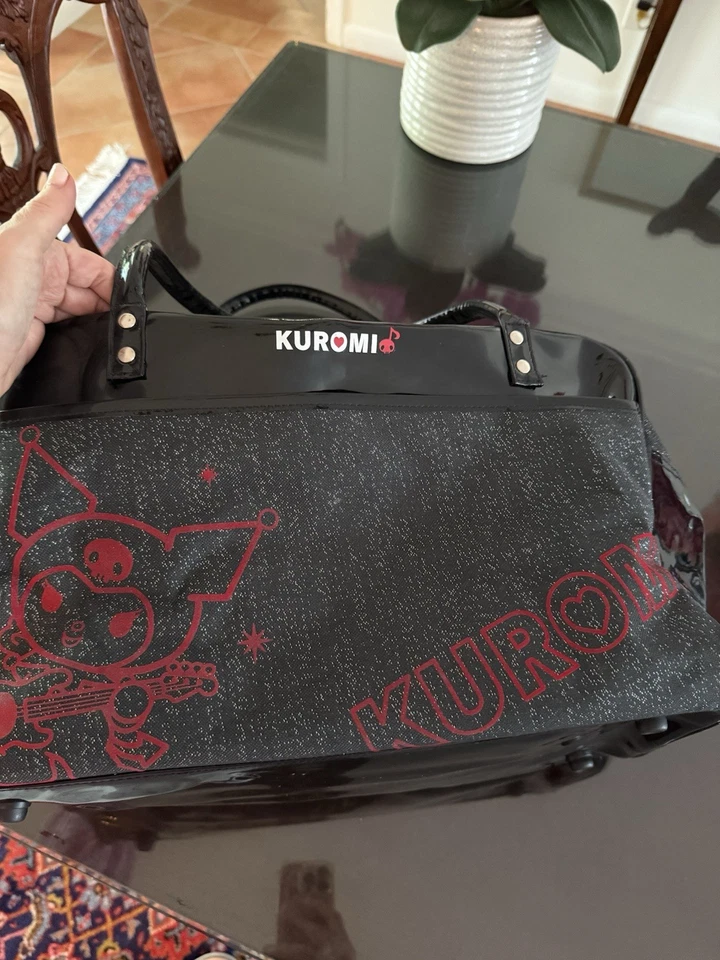 Bolsa de viagem Sanrio Kuromi 2008 preta e cinza brilhante em excelente estado usado - Imagem 2 de 4