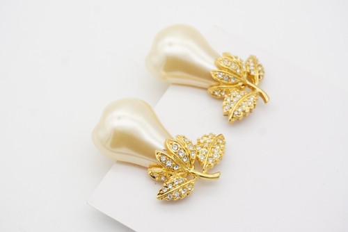 Kenneth Jay Lane KJL Vintage Large White Pearl Pear Crystals Leaf Clip Earrings - Picture 8 of 9