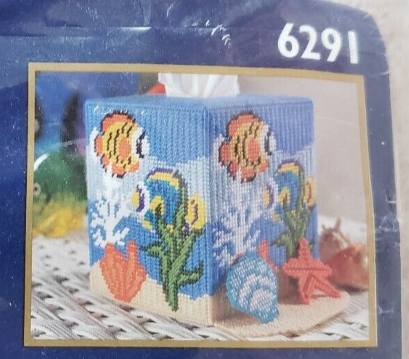 Kit Création Bucilla - Housse De Boîte à Mouchoirs « Seasons Greetings Mailbox » - Toile Plastique 7 Mesh - Neuf