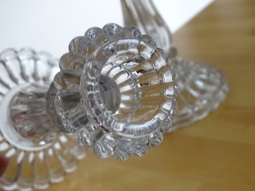 1 ANCIENNE PAIRE DE BOUGEOIRS EN CRISTAL MOULE DANS LE GOUT DE BACCARAT - Picture 9 of 11