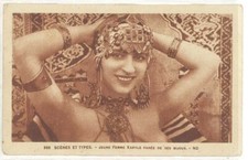 Cpa Scènes et types - Jeune femme kabyle parée de ses bijoux ( seins nus )