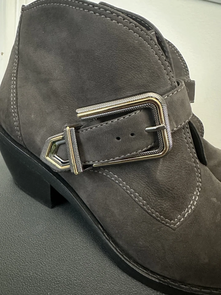 Vince Camuto Botas Mujer Talla 9.5M Gamuza Hebilla Cremallera Western Tacón al Tobillo Zapatos Foto 2 de 4