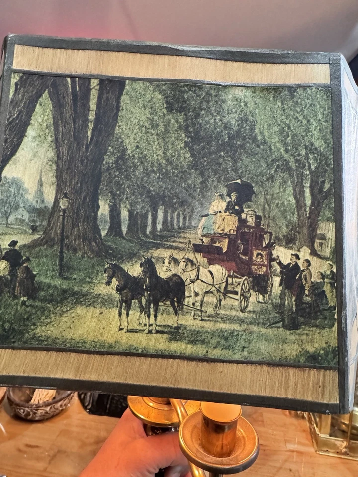 Candelabro vintage de latão com intrincado abajur estilo vitoriano - Imagem 2 de 4